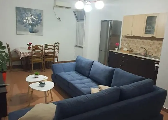 Center アパート Shkodër